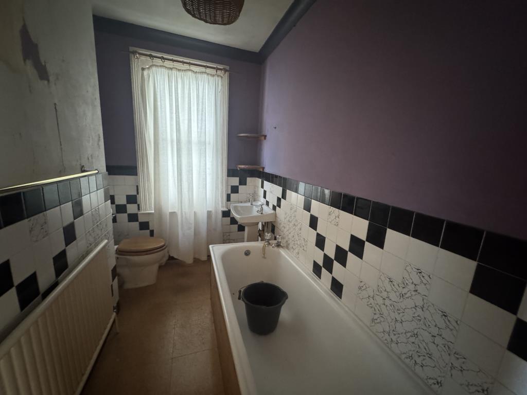 Lot: 165 - DETACHED HOUSE FOR IMPROVEMENT - Bathroom